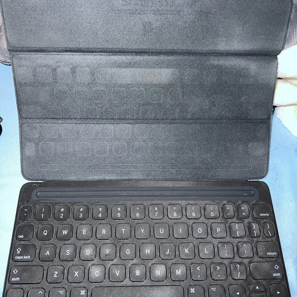 USED APPLE IPAD SMART KEYBOARD FOR IPAD AIR 3